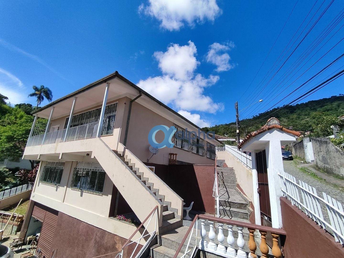 Casa à venda em Mosela, Petrópolis - RJ